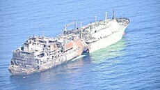 Opu�t�ný a po�kozený ruský tanker Arktik Metagaz se voln� pohybuje po...