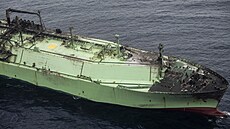 Opu�t�ný a po�kozený ruský tanker Arktik Metagaz se voln� pohybuje po...
