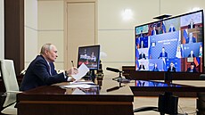 Ruský prezident Vladimir Putin se ú�astní setkání vládního kabinetu ze své...