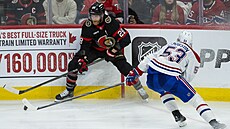 Claude Giroux (vlevo) z Ottawy kontroluje puk v rohu kluzi�t� b�hem utkání...