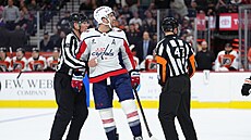 Tom Wilson z Washingtonu pok�ikuje na soupe�e b�hem utkání proti Philadelphii.