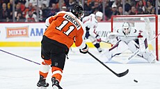 Travis Konecny z Philadelphie st�ílí na branku Washingtonu.