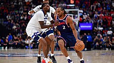 Kawhi Leonard (vpravo) z LA Clippers se dere kolem soupe�e v zápase proti...