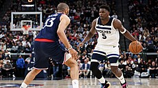 Anthony Edwards z Minnesoty se sna�í obejít Nicolase Batuma z LA Clippers.