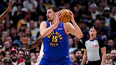 Nikola Joki� z Denveru b�hem utkání proti Houstonu