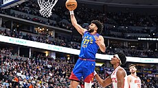 Jamal Murray z Denveru zakon�uje b�hem zápasu proti Houstonu.