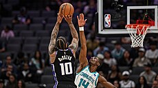 DeMar DeRozan ze Sacramenta zakon�uje b�hem zápasu proti Charlotte.