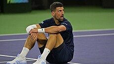 Novak Djokovi� oddychuje po dlouhé vým�n� v osmifinále turnaje v Indian Wells.
