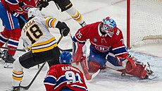 Pavel Zacha se sna�í dorazit kotou� za Jakuba Dobe�e.