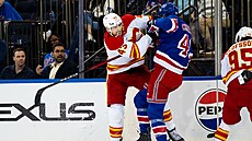 Adam Klapka se u mantinelu srá�í s Jaroslavem Chmela�em.