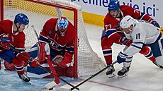 Max Domi se sna�í zasunou kotou� zpoza branky za Jakuba Dobe�e.