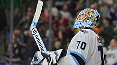 Karel Vejmelka sleduje opakova�ku gólu nad ledem.