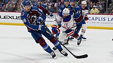 Martin Ne�as si jede pro puk, brání ho Jason Dickinson.