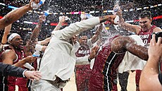 Spoluhrá�i kropí vodou st�elce 83 bod� Bama Adebaya.