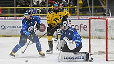 Plze�ský obránce Petr Zámorský �istí prostor p�ed Nickem Malíkem v lednovém...