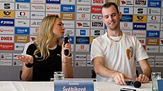 Jan �tefela a Amálie �vábíková na tiskové konferenci p�ed halovým sv�tovým...