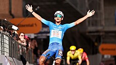 Isaac Del Toro slaví triumf v �esté etap� Tirrena.