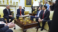 Americký prezident Donald Trump s kanadským premiérem Markem Carneym v Bílém...