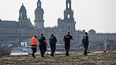 Pracovníci pyrotechnické slu�by procházejí staveni�t�m u zbo�eného Carolabrücke...