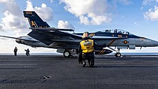 Nejmodern�j�í letadlová lo� amerického námo�nictva USS Gerald R. Ford operující...
