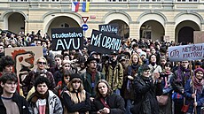 Studenti um�leckých vysokých �kol protestují na Malostranském nám�stí proti...