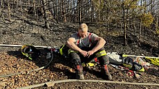 Po�ár lesa v Návsi likvidovalo devatenáct jednotek hasi��. Ohe� se kv�li...