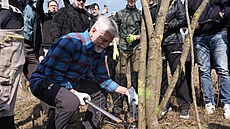 Prezident Pavel si ve Slaném dokonce práci sám vyzkou�el a pár v�tví suchého...