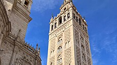 Giralda, zvonice katedrály Panny Marie v Seville, dnes dosahuje 104 metr�, co�...
