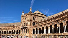 Sevillskou Plaza de Espa�a denodenn� nav�t�vují stovky turist�. Nám�stí je...