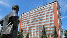 Tomá� Ba�a má sochu p�es silnici od Ba�ova mrakodrapu. Má ruce v bok a dívá se...