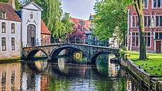 Úchvatné oázy klidu najdete v Bruggách podél �í�ních kanál�. Nabízí se t�eba...