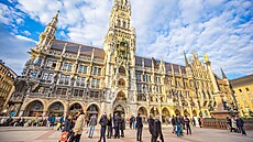 Nám�stí Marienplatz v Mnichov� je k�i�ovatkou obrovské p�í zóny. Práv� odtud...