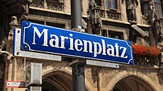 Nám�stí Marienplatz v Mnichov� je k�i�ovatkou obrovské p�í zóny.