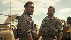 Zleva: Jai Courtney a Alan Ritchson