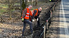 P�i stavb� bariér na záchranu oboj�ivelník� �asto pomáhají i ti nejmen�í. Ale...