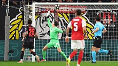 Branká� Janis Blaswich (Leverkusen) se natahuje po st�ele Gabriela Martinelliho...