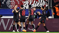 Robert Andrich slaví se spoluhrá�i z Leverkusenu úvodní gól ve 46. minut�...