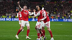 Kai Havertz v objetí svých spoluhrá�� z Arsenalu po prom�n�né penalt� v 89....