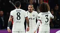 Malo Gusto slaví se spoluhrá�i z Chelsea vyrovnávací gól v utkání s PSG v rámci...