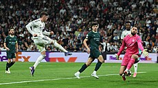 Federico Valverde z Realu Madrid st�ílí ve 42. minut� t�etí gól proti...