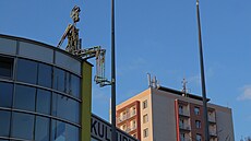 Nep�ehlédnutelnou dominantu kulturního domu nyní tvo�í Flej�arovo dílo s názvem...