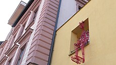 Socha s názvem Upjatec relaxuje ve výklenku u Horáckého muzea