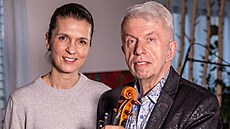 Jaroslav Sv�cený s moderátorkou Vendulou Krej�ovou v po�adu 13. komnata (b�ezen...