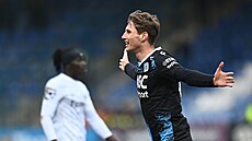 Pavel Svatek z Teplic slaví sv�j první gól ve fotbalové lize v zápase v Liberci.