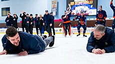 Trené�i Tobiá� Slaví�ek (vlevo) a Daniel Tvrzník p�i d�kova�ce hokejist�...