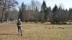 Balneolog lázní Karlova Studánka Tomá� Kocman ukazuje sporné místo, kde by m�l...