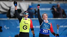 Simona Bubení�ková s trasérem Davidem �r�tkem se radují ze st�íbrné medaile.