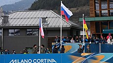 Vlajky závodnic, které se v b�hu na ly�ích na deset kilometr� dostaly na stupn�...