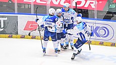 Hokejisté Komety se radují z trefy do branky Pardubic.