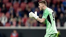 Branká� Olomouce Jan Koutný v osmifinále Konferen�ní ligy proti Mohu�i.